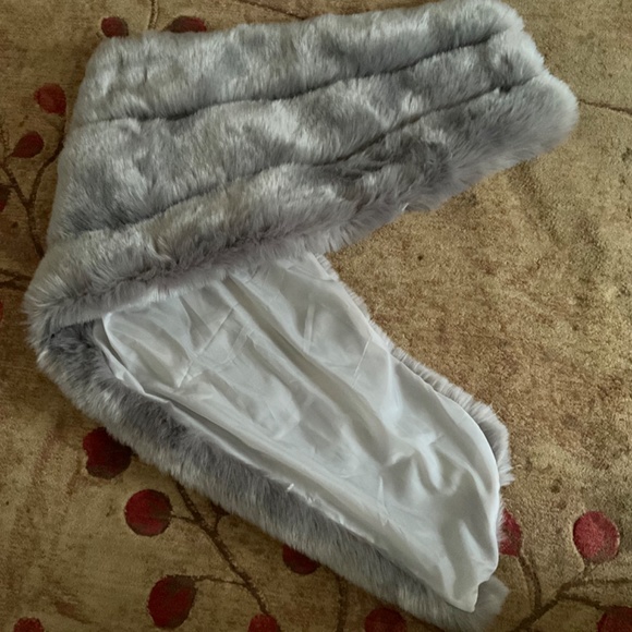 **FALL SALE** Faux Fur Wrap - Picture 3 of 4